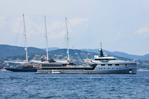 Superjacht Koru en supportjacht Abeona