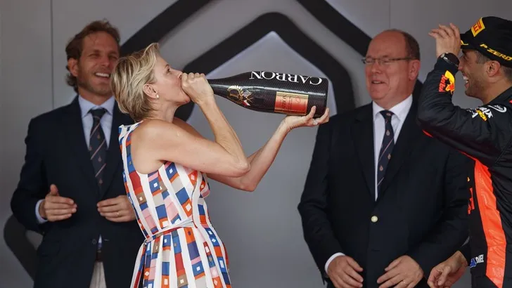 Charlène van Monaco viert mee met champagne