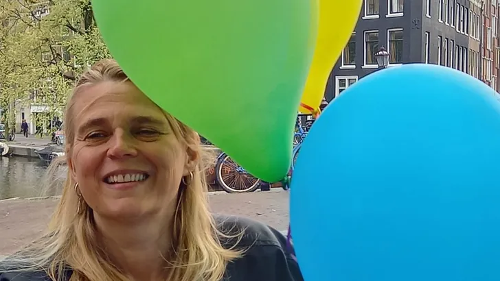 Schrijver Cindy Hoetmer (55): "Ik kan niet naar datingprogramma's kijken, dan ga ik dood van binnen' 