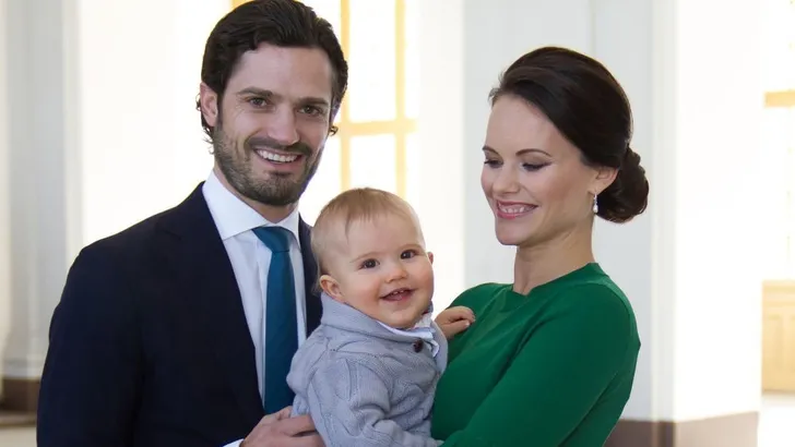 Prins Alexander ontmoet zijn nieuwe broertje