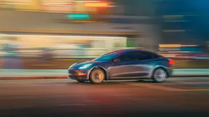Waarom je in het donker zo vaak verblind wordt door de koplampen van een Tesla