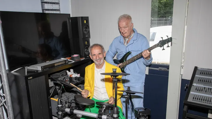 Showbizzbuitenbeentjes Johan Vlemmix en Peter Jan Rens wonen samen: 'Er komen geen vrouwen meer in'