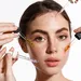 Vrouw aan het kiezen tussen verschillende skincare.