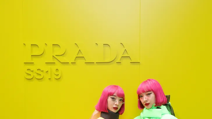 Dit is dé Prada tas waar je iedereen mee zult zien