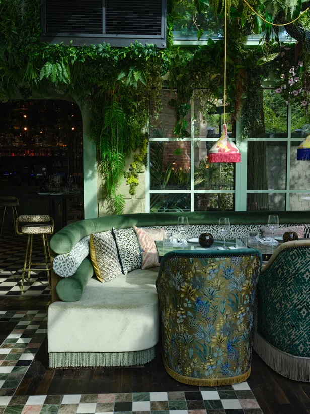 Restaurant Secret Garden: weelderig groen en rijke prints en kleuren: hier stap je een magische wereld binnen.