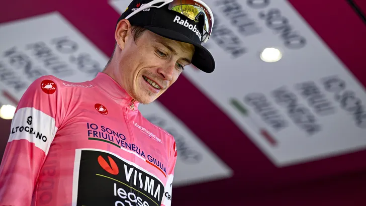 Jonas Vingegaard op het podium van de Giro in de roze trui.