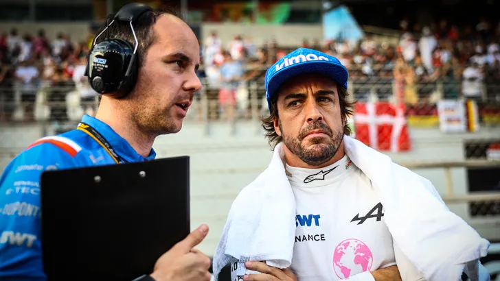 Alonso reed met twee gebroken handen na Melbourne