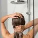 Een vrouw die haar coupe voorziet van een wasbeurt