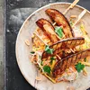 Recept: spicy noedelsalade met mango en auberginespiesjes van de barbecue