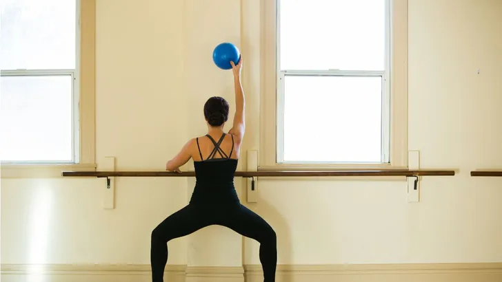 Een vrouw gefotografeerd tijdens een barre work-out