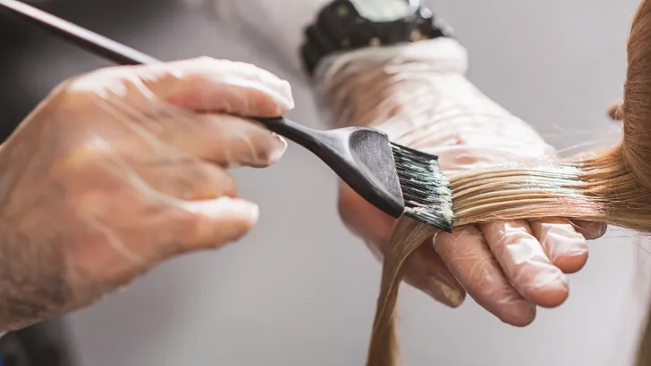 Haar wordt in de verf gezet door kapper