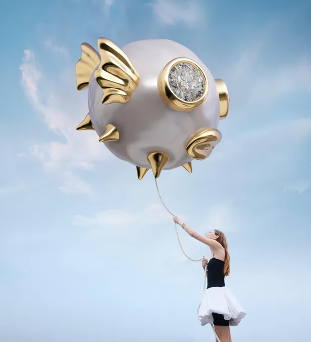 Model samen met grote Pandora Wonders parel in de lucht.