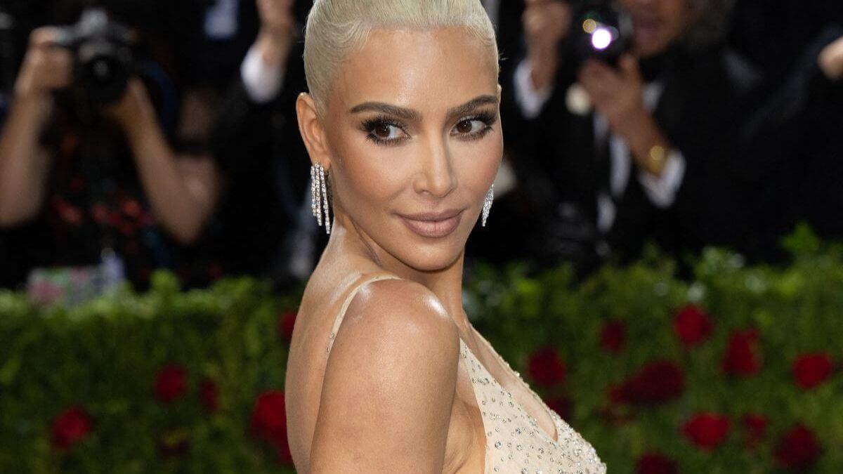 Whut? Kim Kardashian lanceert wel heel cheeky jurk van SKIMS | Grazia