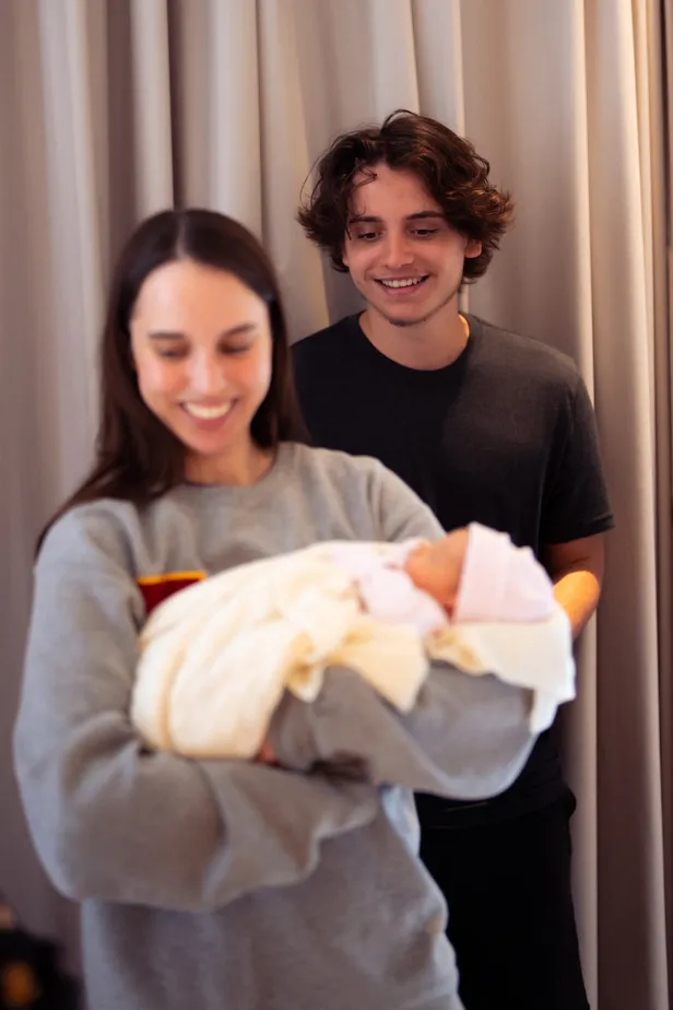 Prinses Salma en prins Hashem van Jordanië met baby's prinses Talia en prinses Rania, de tweeling van prinses Iman en Jameel Alexander Thermiotis.