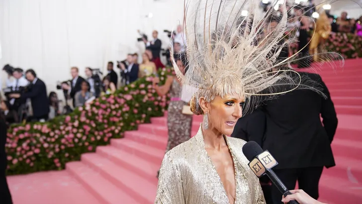 Céline Dion weet hoe je 't doet in deze hitte en laat broek thuis