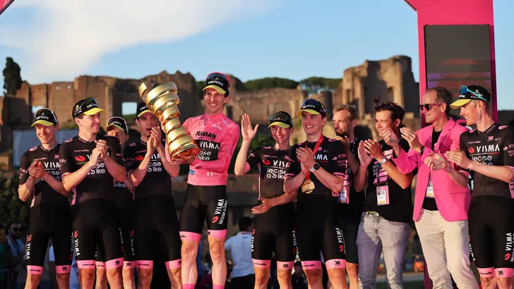 team visma lease a bike op podium giro