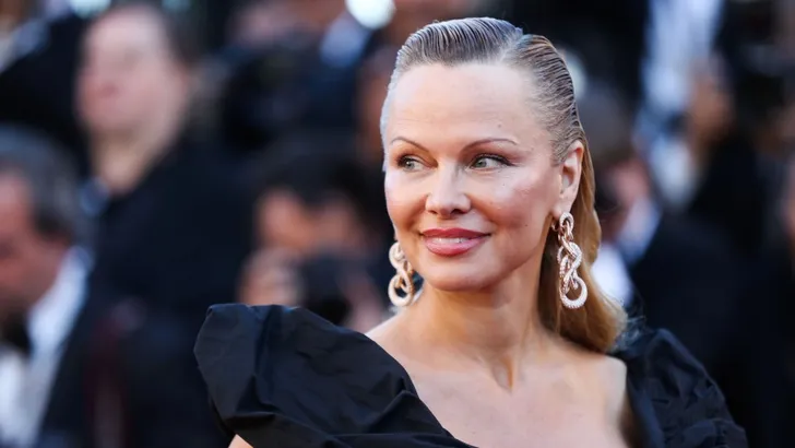 All eyes on Pamela Andersons make-under in Cannes