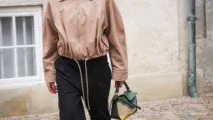 Vrouw in stijlvolle look.