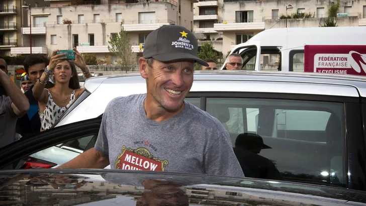 Specialist die Armstrong bijstond loopt zelf tegen de lamp