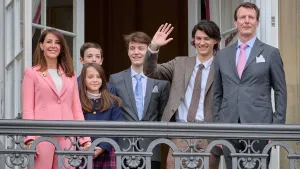 Deense ex-prinses viert verjaardag – Foto van Deense royals met prins Joachim, prinses Marie, graaf Nikolai, graaf Felix, graaf Henrik en gravin Athena op het balkon.