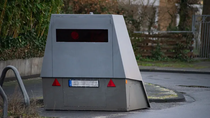 Deze Duitse flitspaal is op hol geslagen en flitst zelfs fietsers met een kerstboom