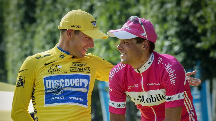 lance armstrong em jan ullrich op podium van tour de france in parijs