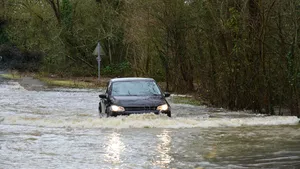 Auto in ondergelopen straat: bij deze waterhoogte moet je absoluut stoppen en omkeren