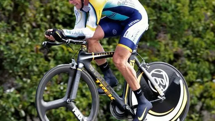 Dieven tijdritfiets Armstrong aangehouden