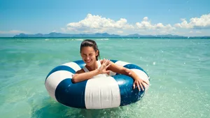 Vrouw draagt Hansaplast pleister tijdens vakantie