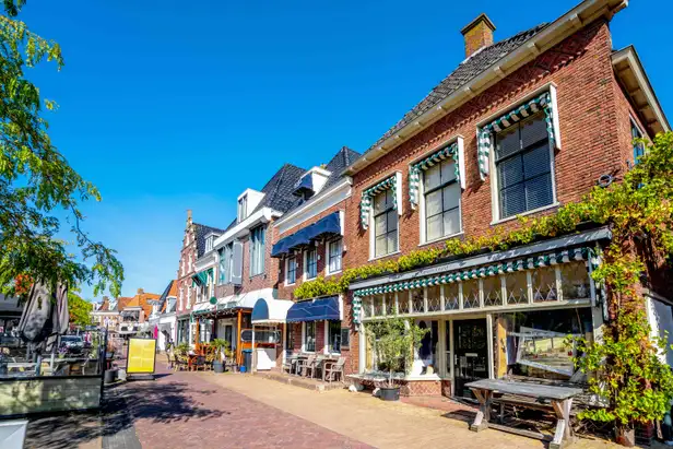 Gezellige straat in Makkum. 