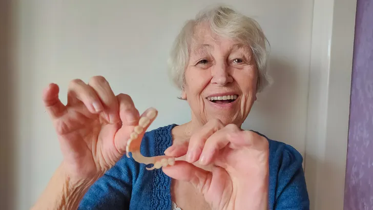 vrouw met kunstgebit