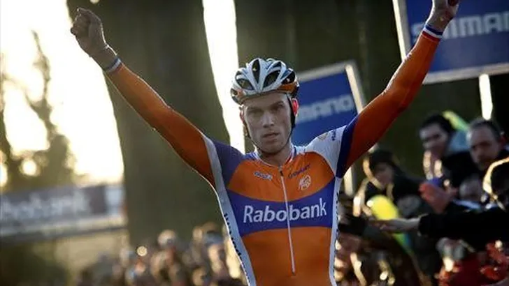 BOOM WEER NEDERLANDS KAMPIOEN IN VELD