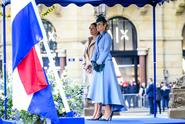 Koningin Máxima in haar favoriete Natan-rok bij het staatsbezoek vanuit Finland, december 2025.