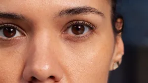Waarom we klassiek zwart massaal inruilen voor bruine mascara