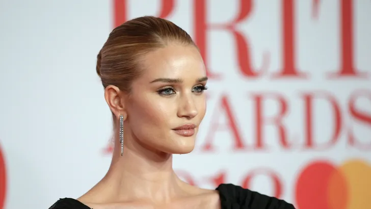 Supermodel Rosie Huntington-Whiteley lanceert haar eigen beautylijn 