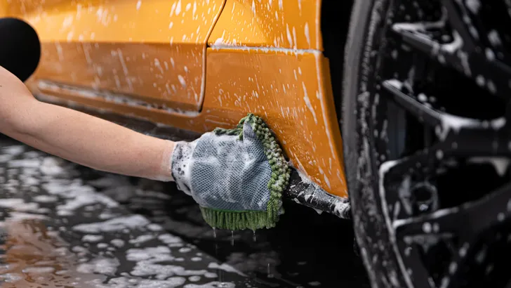 Voorkom krassen op je lak met de absoluut beste manier om je auto te wassen