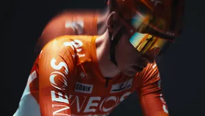 thymen arensman in het nieuwe tenue van ineos grenadiers voor 2026, met witte broek