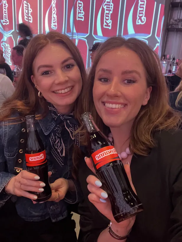 Sanne en Rosanne met flesjes Coca-Cola met hun naam erop 