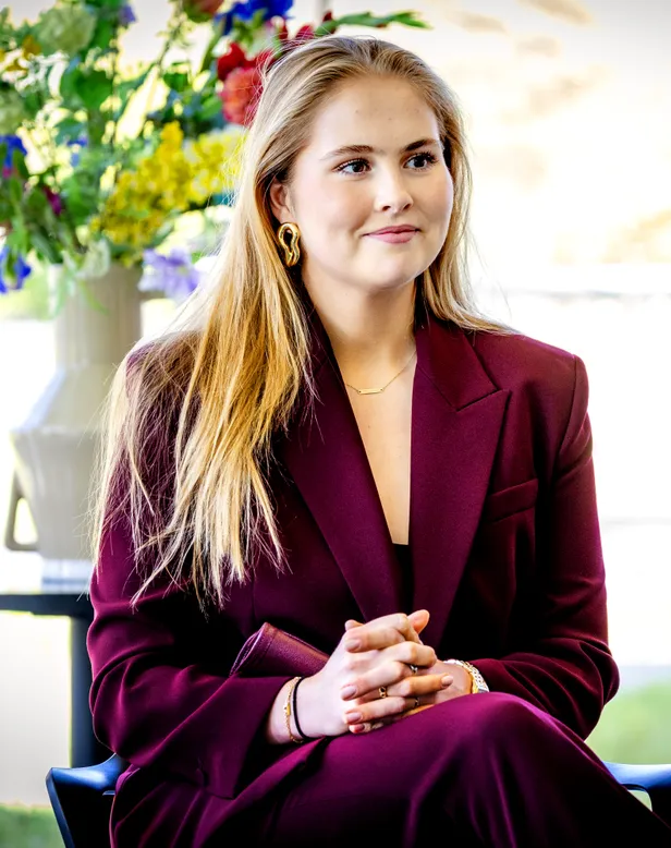 Prinses Amalia luistert vol aandacht naar de bollebozen van het Science Park van de UvA, de universiteit waar zij zelf ook studeert. (Beeld: NL Beeld)