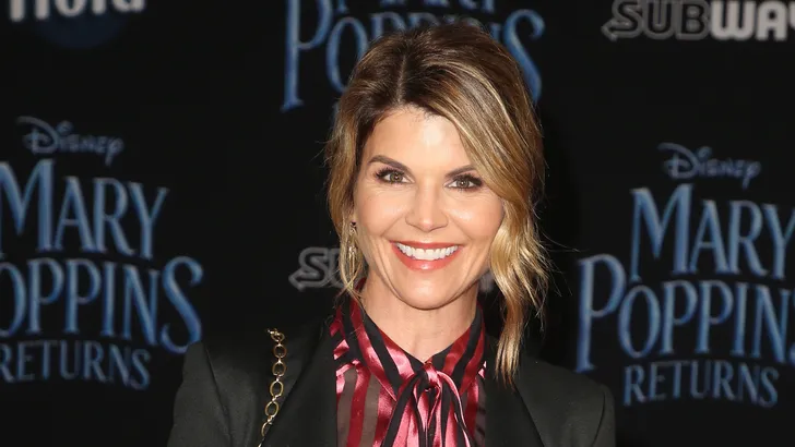 Alleenstaande moeder eist 500 miljard van Lori Loughlin en Felicity Huffman