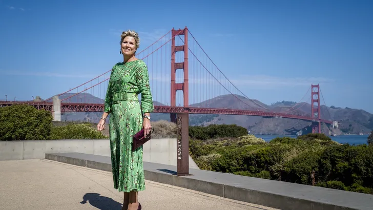 Máxima past haar accessoires aan op de Golden Gate Bridge