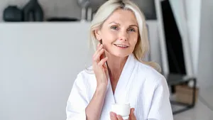 Waarom dermatologen juist na je vijftigste zweren bij dit ene ingrediënt