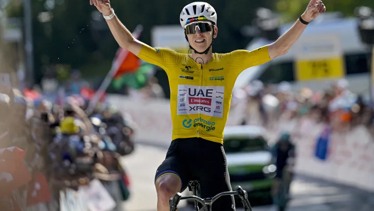 Tadej Pogacar wint de Ronde van Zwitserland.