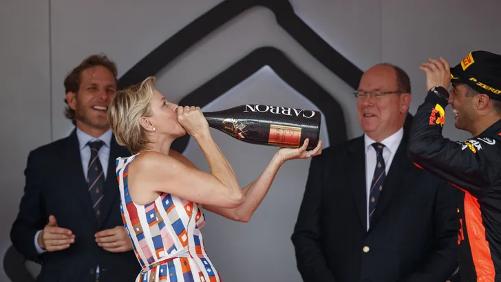 Doe net als prinses Charlène en zet de fles champie gewoon lekker aan je mond