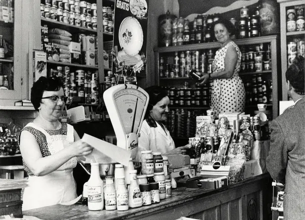 Ouderwetse kruidenierswinkel met bediening