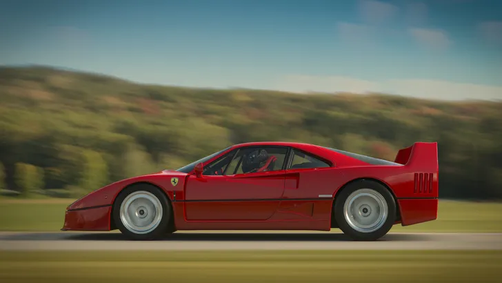 Mannen herbouwen unieke Ferrari F40 na vernietigende crash met vrachtwagen