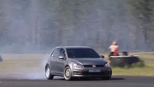 VIDEO: Golf sleeper met BMW V8 doet drifts