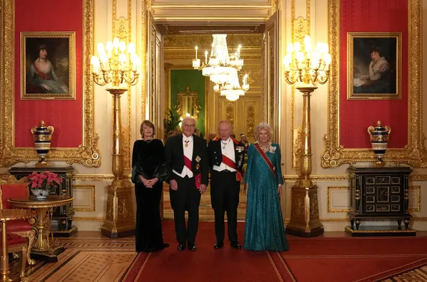 Foto van koning Charles, koningin Camilla en het Duitse presidentspaar.