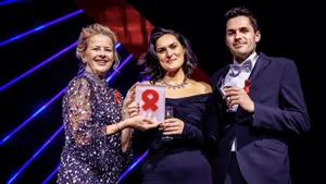 Stralende prinses Mabel reikt prijs uit bij Het Amsterdam Diner