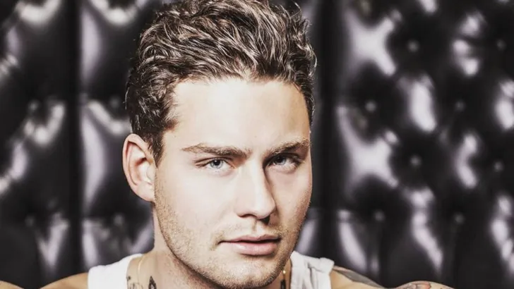 Douwe Bob doet uitspraak over 'relatie' met 16-jarig meisje